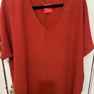entro V-Neck Short Sleeve Top in Rust Red
